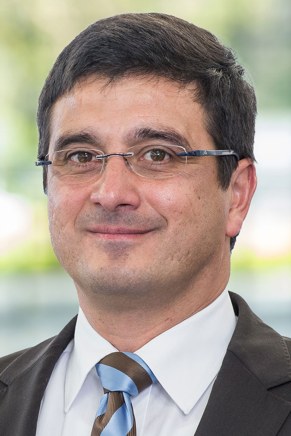 Headshot of Rolando Hernandez