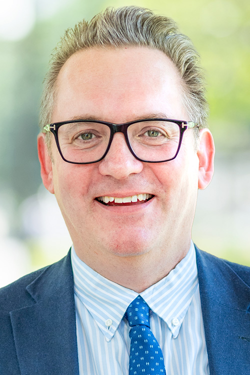 Headshot of Simon Saunders